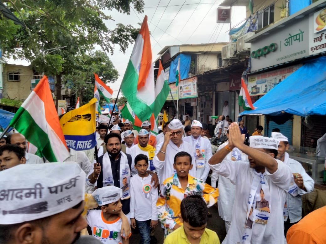 _amte's tweet photo. स्वतंत्र दिवसाच्या निमित्ताने आम आदमी पार्टी ठाणेच्या वतीने महातिरंगा यात्रा ठाणेमधे शिवसेनेचा गढ़ मानल्या जाणाऱ्या आणि मुख्यमंत्री श्री एकनाथ शिंदे ह्यांच्या विधानसभेमध्ये हजारोंच्या संख्येने यात्रा काढण्यात आली,स्थानिकलोकांनी मोठ्या संख्येने ह्या तिरंगा यात्रेमधे सहभाग नोंदवला https://t.co/wv6RL6NE1D