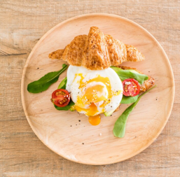 EggBoxPk's tweet photo. Start your day with a buttery baked croissant with poached eggs 🥐🥚

#HappyIndependenceDay #Eggbox #EveryDayAHealthyDay #OmegaMax  #VitaWhite #vitaminsfromthenature
#SimplyEggs #ForAHealthierLife #YehKoiAamAndaNahi #goldeneggwinner📷#BurjKhalifa #iOS17Beta6 #Heyy #14August2023 https://t.co/ttjIu3p8XB