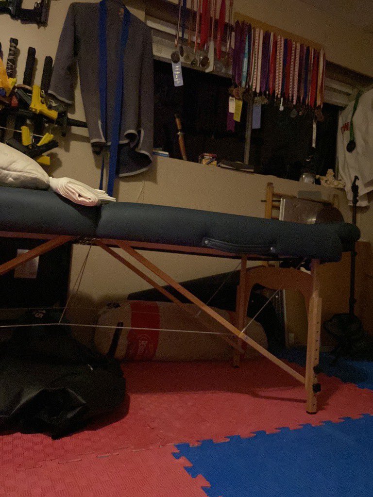 Johnnytiger1981's tweet image. our beautiful new #MassageTable , it is the #EarthLite DX harmony. I&apos;ll be first guinea pig!