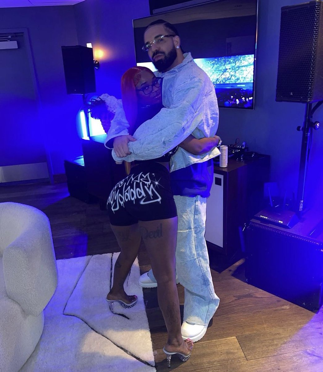 SexyyRed314_'s tweet photo. I'm wit my man but it's still free my udder man 💋 https://t.co/9WWc3INbAB
