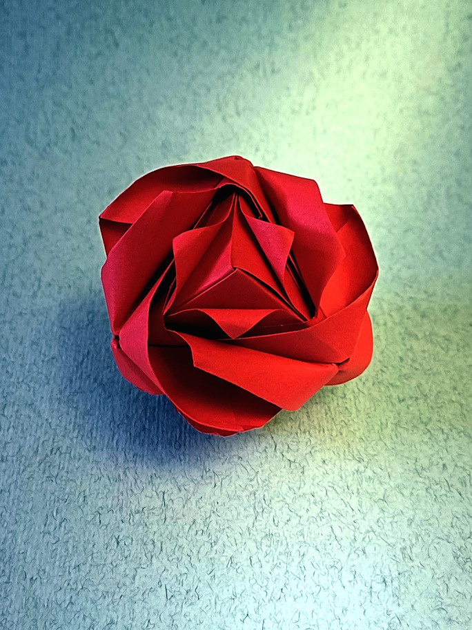 Royal Rose Cube, designed by Maria Sinayskaya and folded by Rui Roda (source: buff.ly/453OTeX) #origami #rose
