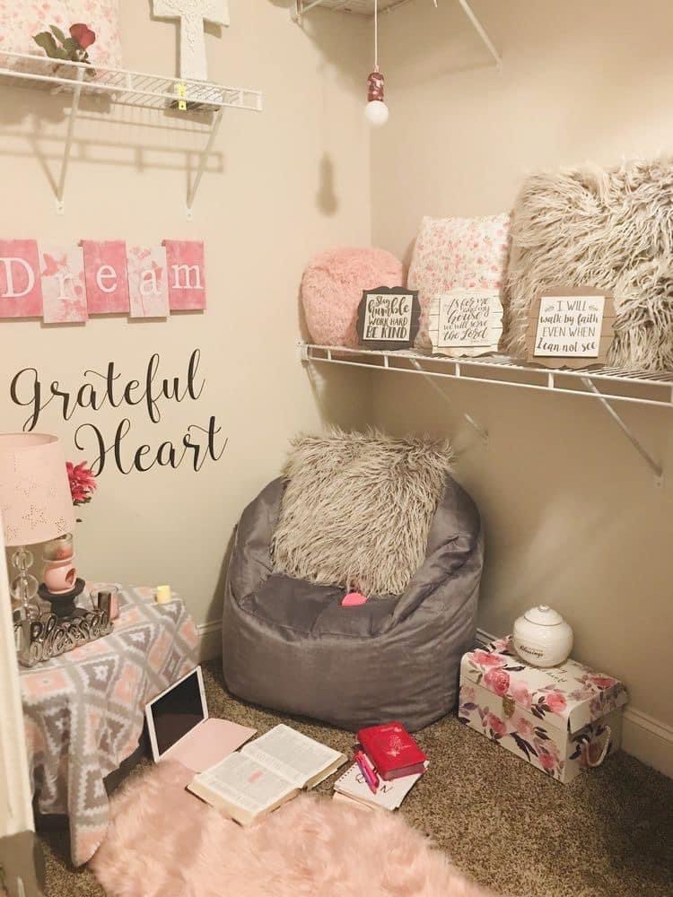 prettyco_'s tweet photo. A prayer closet is a good way to create a space for just you &amp; God 🤍🙏🏽 https://t.co/knRRIar8te