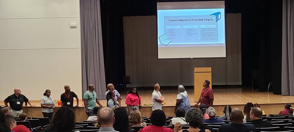 Parent Engagement Night happening now at King Middle School! Awesome 6th grade team presenting key course learnings to parents! #LearnGrowLead, #kimogibbs,