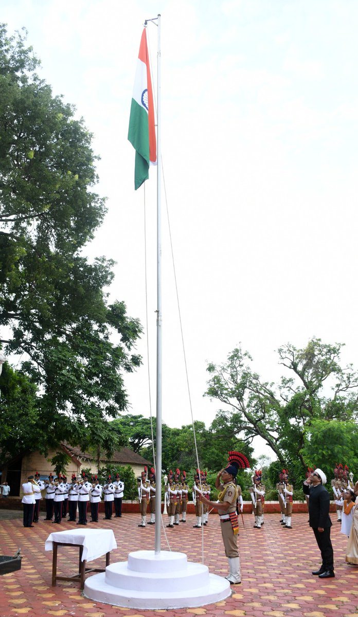 स्वातंत्र्य दिनाच्या 76 व्या वर्धापन दिनानिमित्त जिल्हाधिकारी कार्यालय रत्नागिरी येथे जिल्हाधिकारी श्री एम देवेंदर सिंह यांच्या हस्ते ध्वजारोहण करण्यात आले.