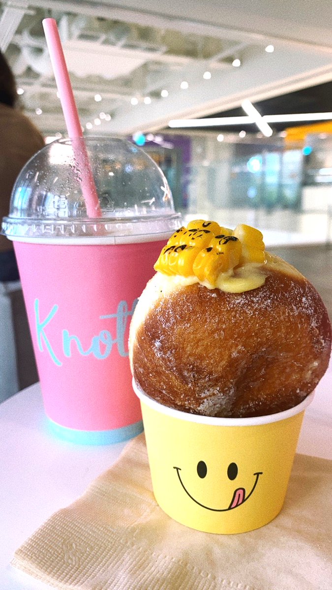 kto_fukuoka's tweet photo. いま韓国で大人気のカフェ「Knotted」🍩

韓国人が並んででも買う、話題のドーナツで
カラフルな店内に可愛いスイーツが並んでいて
食べる前から気分が上がります💖

ドーナツ生地はふんわり軽いので
何個でも食べられちゃいますね😋

季節限定のコーンクリームドーナツも
ぜひ食べてみてください🌽 https://t.co/LCfNabBkyR