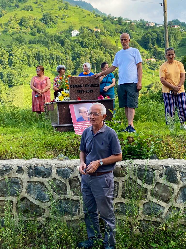 Diyarbakır zindanlarından, kamu emekçileri mücadelesine bitmeyen yolculuğumuzun sıra neferi #OsmanLokumcu’yu aramızdan ayrılışının 4. yılında saygı, sevgi ve özlemle andık.