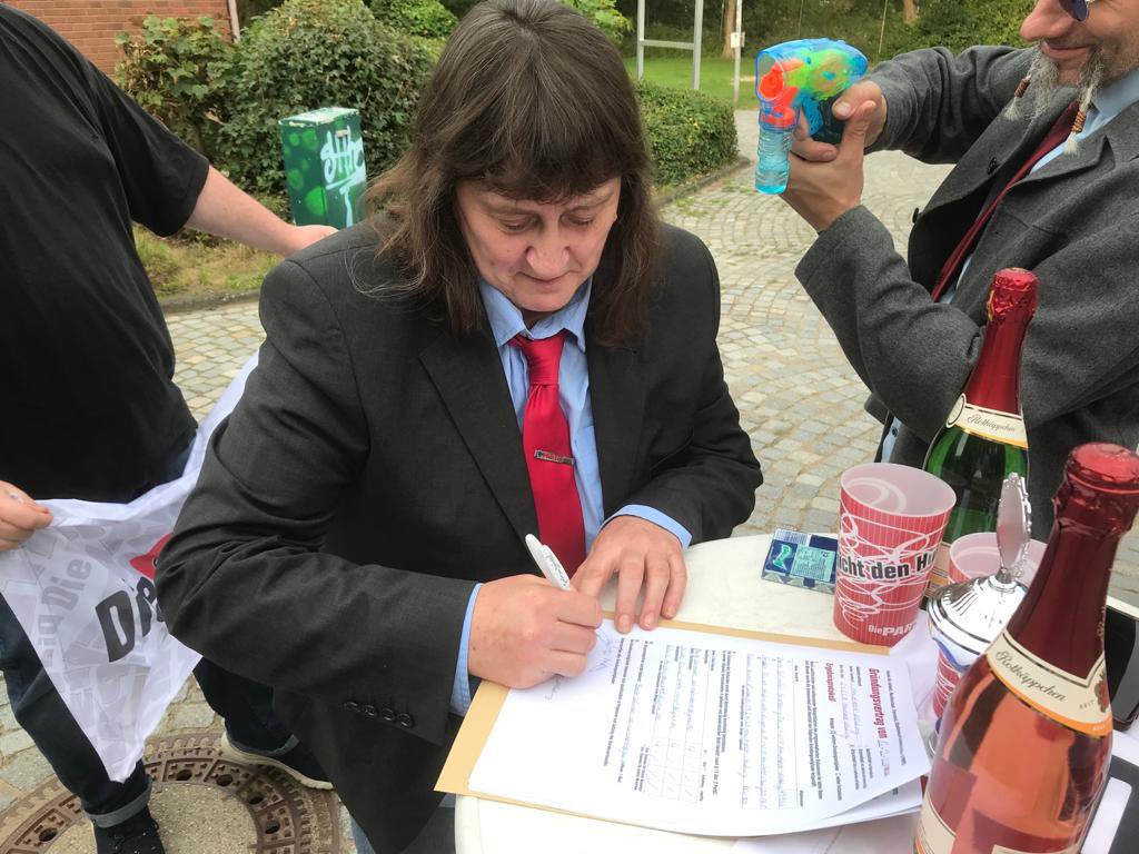 Es ist vollbracht. Tatkräftige GenossXe haben den OV #Henstedt-#Ulzburg gegründet. Damit sind wir nicht nur um eine Verwaltungseinheit reicher, sondern haben auch noch den Grundstein für die Weltherrschaft von Henstedt-Ulzburg aus gelegt.
#diePARTEI #DiePARTElhatimmerRecht