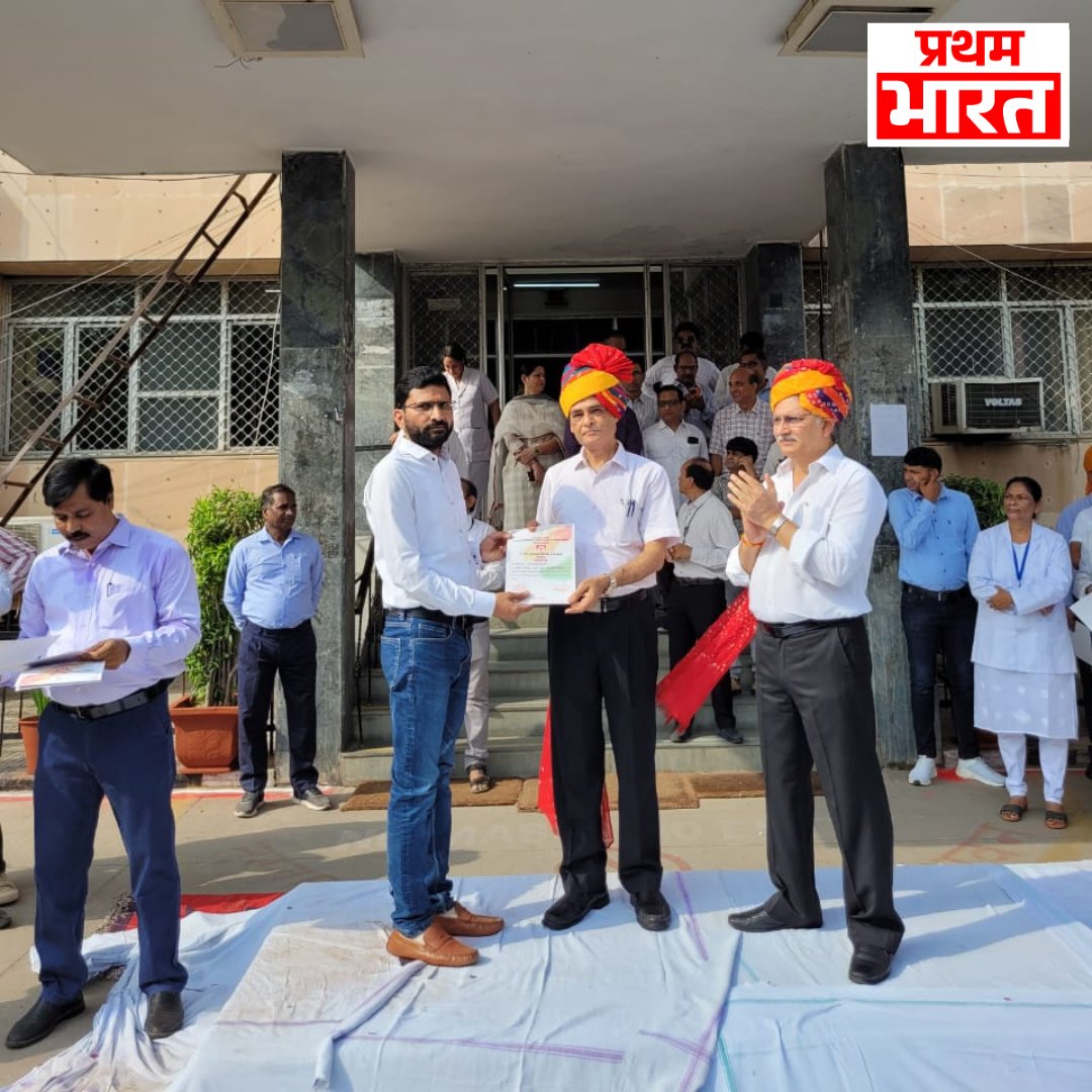 चित्तौड़गढ़ : निंबाहेड़ा जिला चिकित्सालय में कार्यरत नर्सिंग ऑफिसर का जयपुर में हुआ सम्मान
<a href="/DmChittorgarh/">District Collector & Magistrate, Chittorgarh</a> #LatestNews #ChittorgarhNews #PrathamBharat