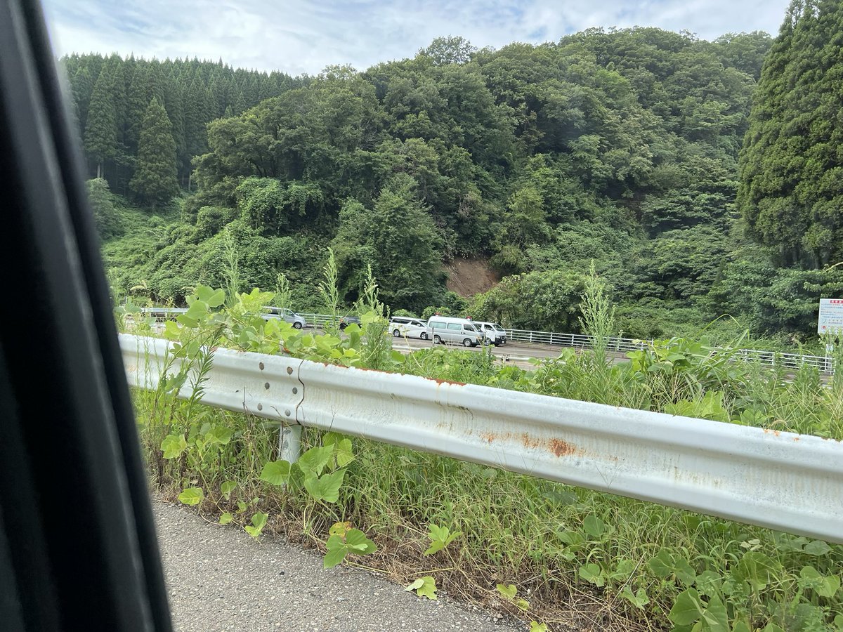 bluelion____'s tweet photo. 8/16 14:20
国道8号線　小矢部市安楽寺西で、
上下線とも旧道に迂回させられてます💦
一時間前、金沢方面へ向かう時、なんとも無かったのに😭
多分、化学捜査のクルマ居るってことは、源平トンネル内で現場検証かな？ https://t.co/mSNWBDzG66