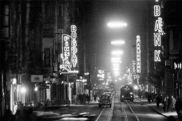 “Rastgele çekilen fotoğraflar daha güzel çıkar, tesadüfen tanışılan insanlarla daha mutlu oluruz, Kıyıda köşede uyuklamak uykunun en tatlısıdır. Plansız geziler daha güzeldir. Her şeyin kendiliğinden olanı güzel.”

İyi ki doğdu Ara Güler! 🎂

16 Ağustos 1928 

📷 En sevdiklerim