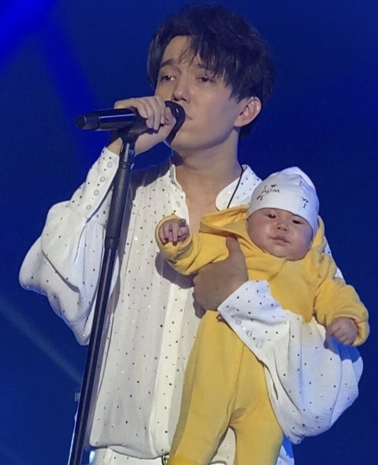 Gaby_FMP's tweet photo. Baby Dimash and Dimash with a baby 😆👶🏻🥰🫶
#Omir
#ElAmorEnTi
#TogetherByDimash
#TheStoryOfOneSky
#Dimash
Vid Cr. aliya. ergali
#DimashQudaibergen on #Spotify & #YouTube 💜🎧🔥
🕊
#ComingSoon
#WeekendByDimash
#WaitingforWeekend
#VoiceOfUniverse
@dimash_official https://t.co/fK4WX6dzDb