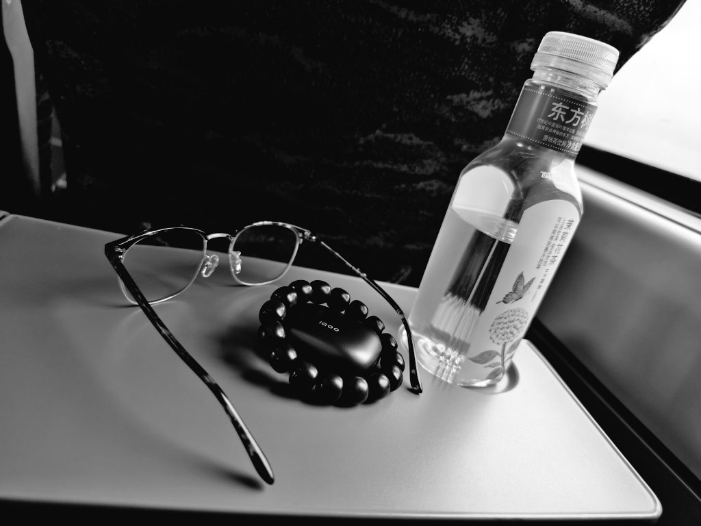 你我都是过客，何必为难自己。