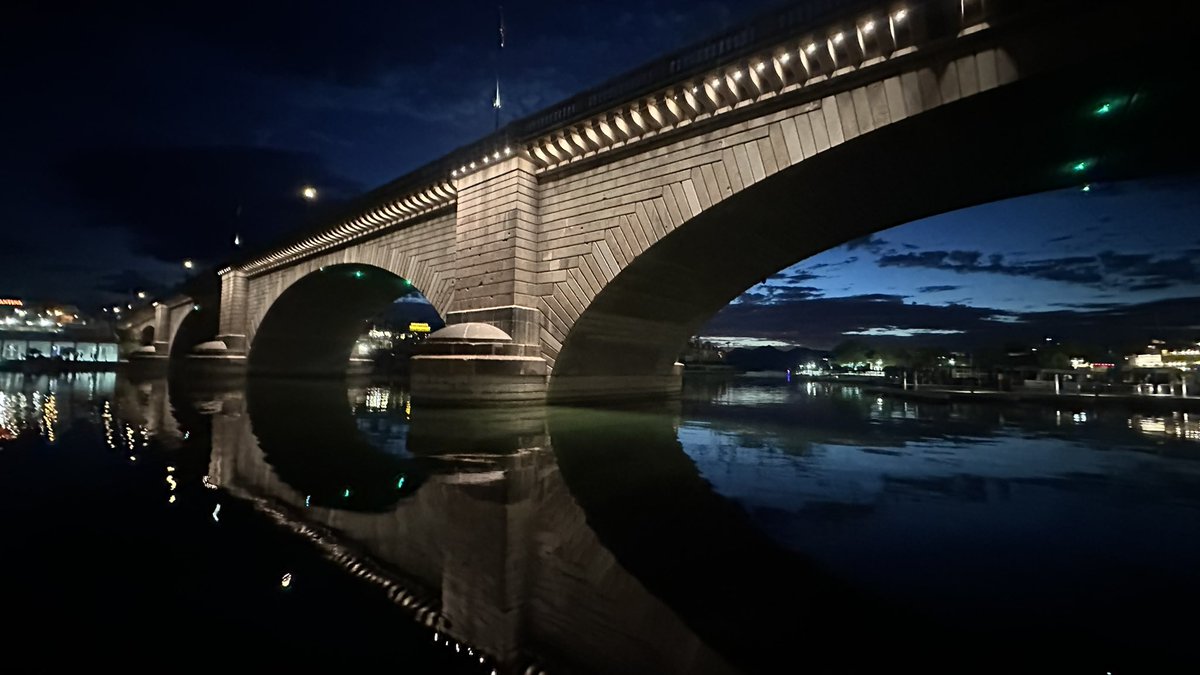 elleyringo's tweet photo. The #Londonbridge over #LakeHavasu at #night is #beautiful what a #reflection https://t.co/HjgL70kWjB