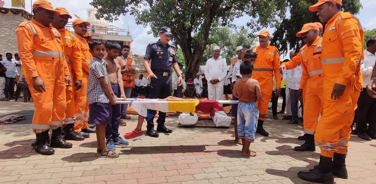 05NDRF's tweet photo. #IndependenceDay2023 🇮🇳
02 Teams of #5BNNDRF organized awareness program & 🪴drive for #futureleaders in school in Distt. Palghar & Sangli, Maharashtra. Promoting education safety and environmental sustainability hand in hand. #NDRFforChange📚
@PMOIndia
@ndmaindia
@NDRFHQ https://t.co/MdZPQqJB8M