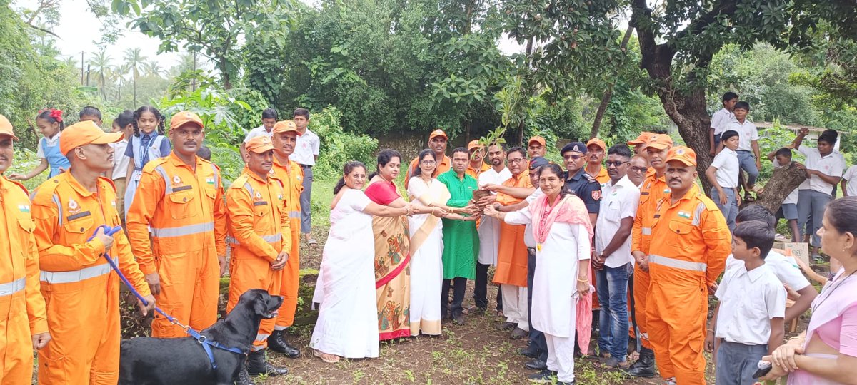 05NDRF's tweet photo. #IndependenceDay2023 🇮🇳
02 Teams of #5BNNDRF organized awareness program & 🪴drive for #futureleaders in school in Distt. Palghar & Sangli, Maharashtra. Promoting education safety and environmental sustainability hand in hand. #NDRFforChange📚
@PMOIndia
@ndmaindia
@NDRFHQ https://t.co/MdZPQqJB8M