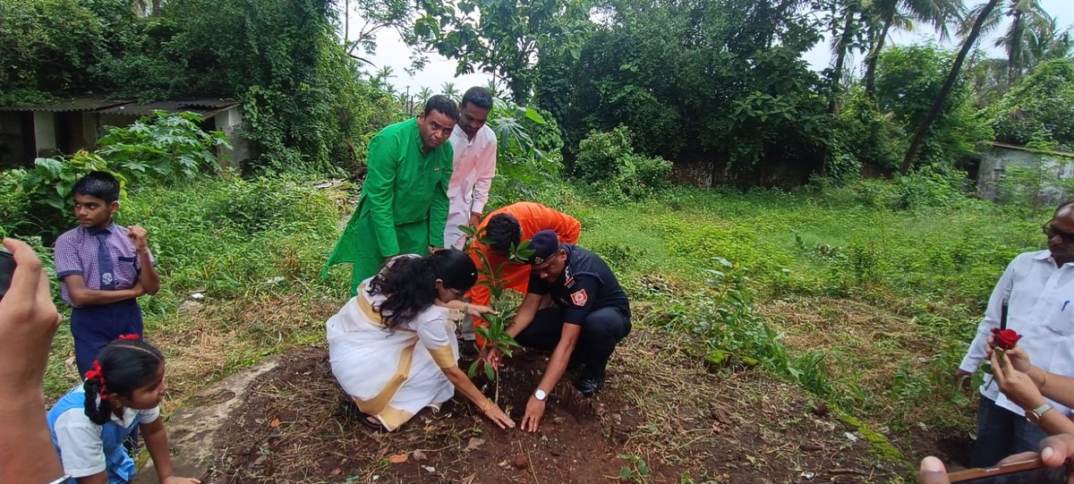 05NDRF's tweet photo. #IndependenceDay2023 🇮🇳
02 Teams of #5BNNDRF organized awareness program & 🪴drive for #futureleaders in school in Distt. Palghar & Sangli, Maharashtra. Promoting education safety and environmental sustainability hand in hand. #NDRFforChange📚
@PMOIndia
@ndmaindia
@NDRFHQ https://t.co/MdZPQqJB8M