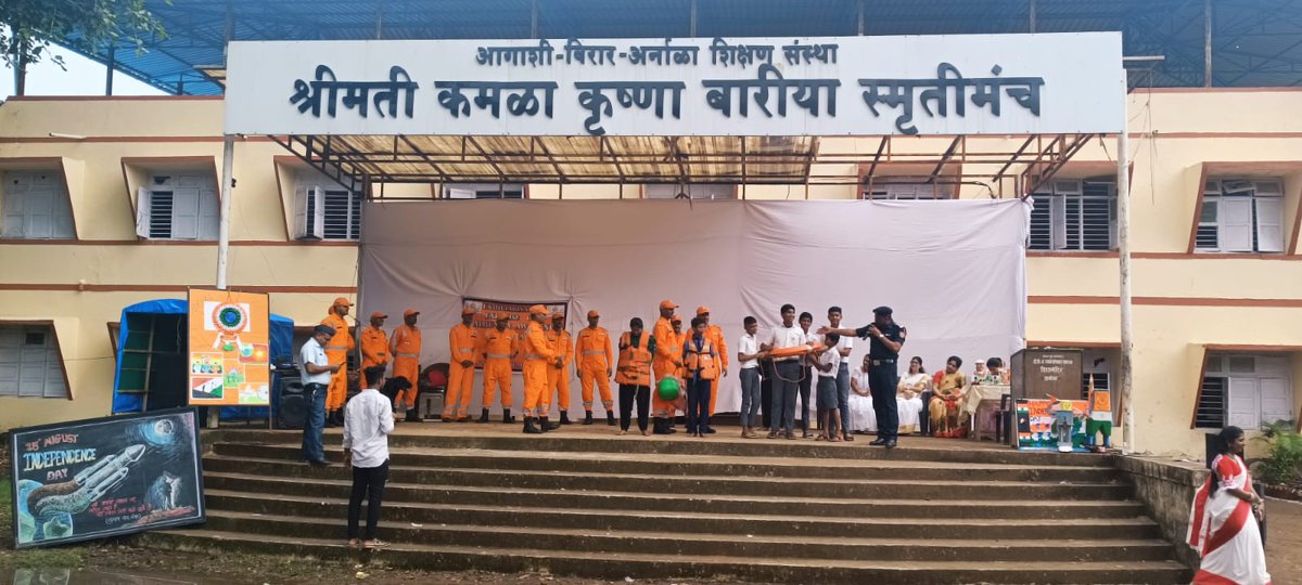 05NDRF's tweet photo. #IndependenceDay2023 🇮🇳
02 Teams of #5BNNDRF organized awareness program & 🪴drive for #futureleaders in school in Distt. Palghar & Sangli, Maharashtra. Promoting education safety and environmental sustainability hand in hand. #NDRFforChange📚
@PMOIndia
@ndmaindia
@NDRFHQ https://t.co/MdZPQqJB8M