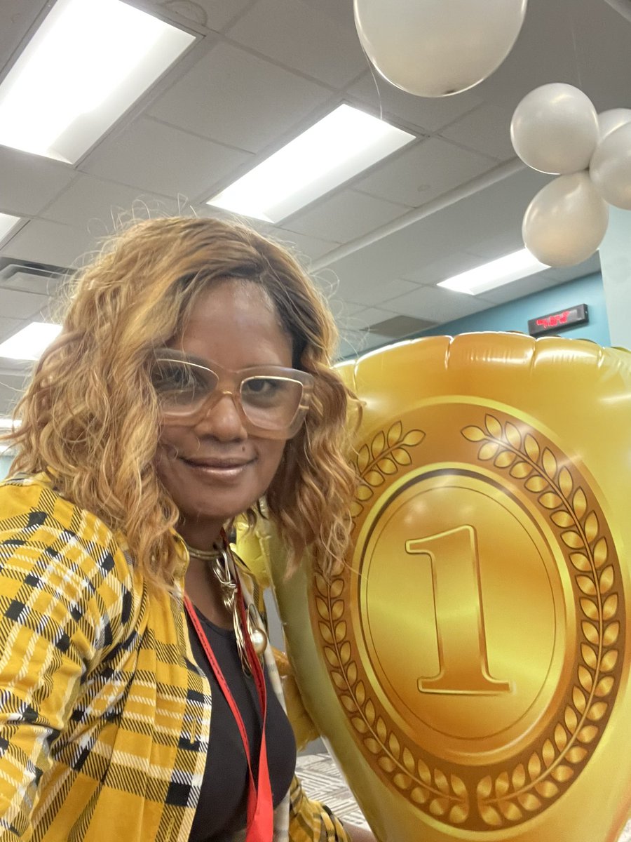 BrowardElem's tweet photo. Just some #WINNING staff selfies 🏆❤️ @TransformHCPS @Community_Sch @enphilyor @Mrs_Gallina @VeltMs @PrincipalLivi @HillsboroughSch https://t.co/gYBv3ytImC