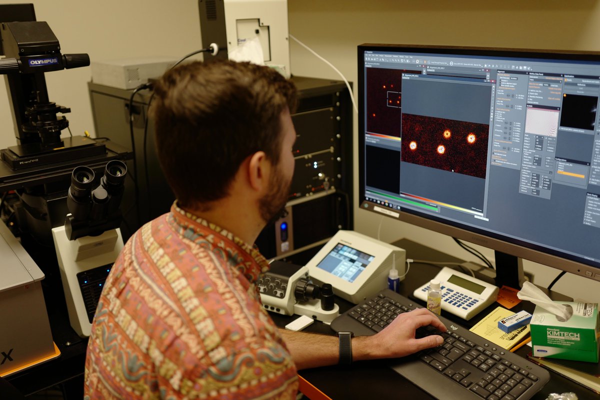 ardemp's tweet photo. Eric (shown here with #MINFLUX microscope) had amazing collaborators from the Patapoutian lab (@anantgharpure &amp; @KaraLMarshall), Scripps Microscopy core (Kathy Spencer &amp; Scott Henderson) and folks from @HHMIJanelia, including @ScopeShifu. Hope you all enjoy reading it!
9/9 https://t.co/PTGulhgf7v