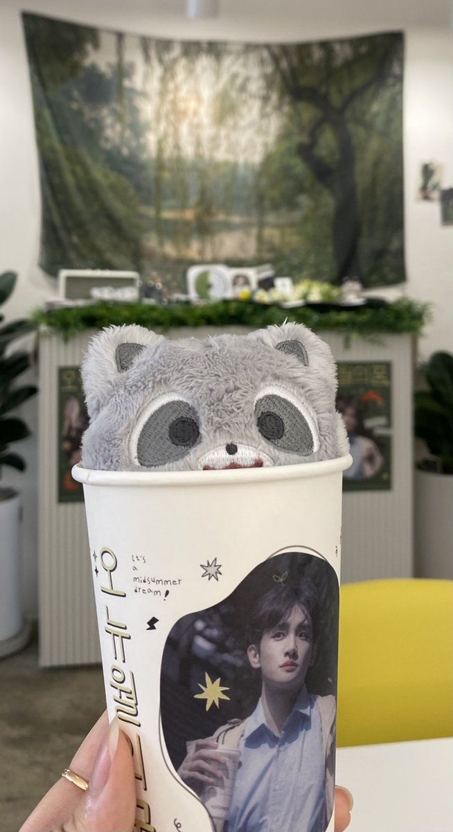 nyangssi_'s tweet photo. 🌻카페 모모이

나의 첫 생카 !
포토존도 귀엽게 잘 꾸며져 있고
여기만의 푸릇푸릇함이 너무 예뻤던 기억으로 남아있다 🌿

#오뉴월에_피어난_여름밤의_꿈
#원상이로_물들어진_찬란한_순간들 https://t.co/JColPQMCLa