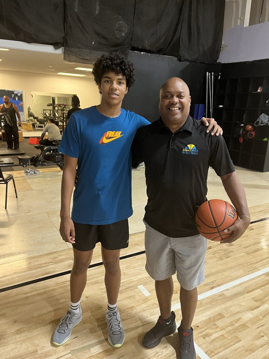 Blessed to have one of the best guards in the history of Los Angeles Basketball (former Mcdonalds HS All American, UCLA, NBA) train me this summer & give me guidance to just keep grinding no matter what anyone says. Thanks @DarrickMartin15 . Can’t wait for off season/next summer!
