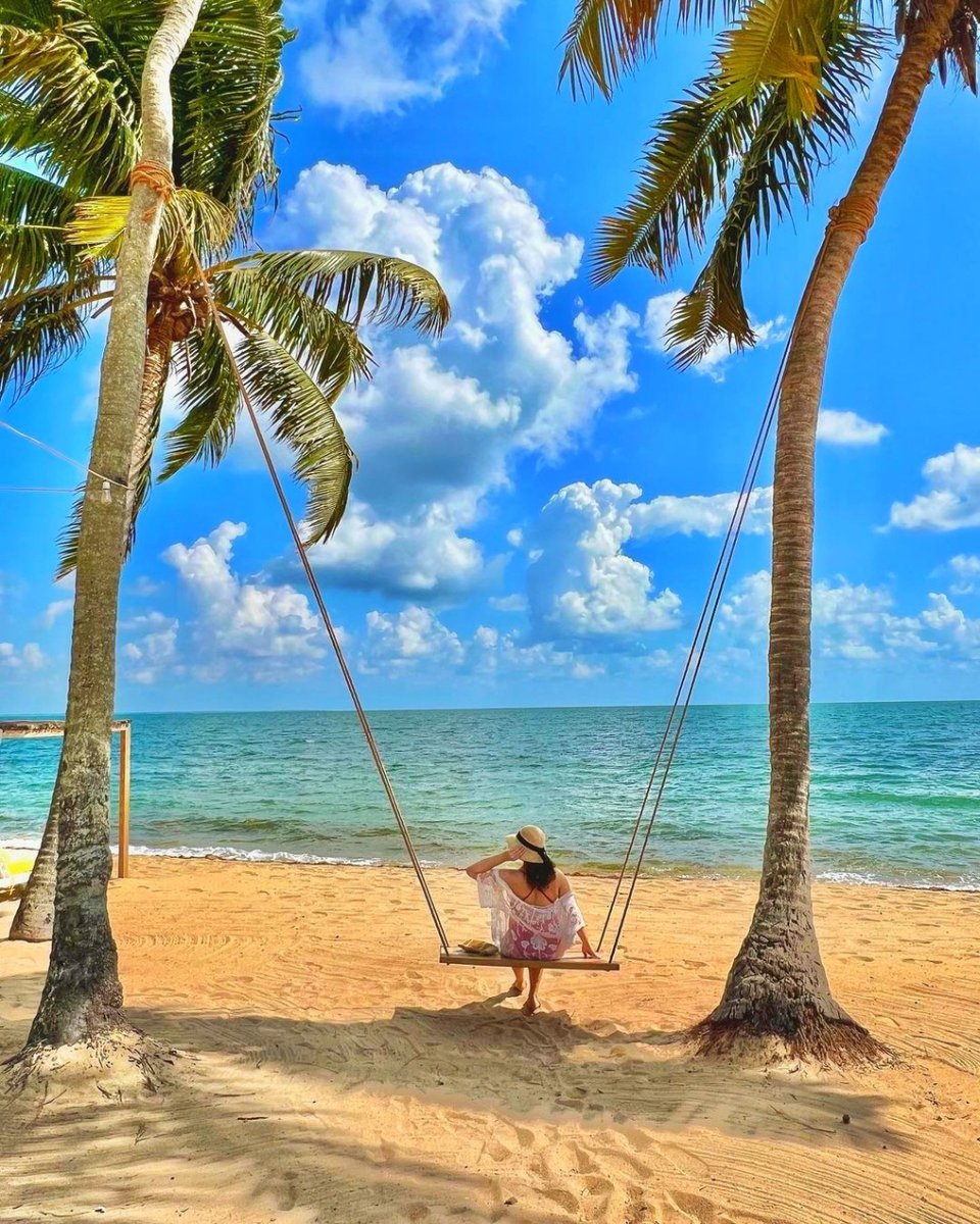 This is how you make the most of your warm sunny days in Hopkins.🌴 #TravelBelize
📸: <a href="/fatmire/">f. blakaj</a>.bee