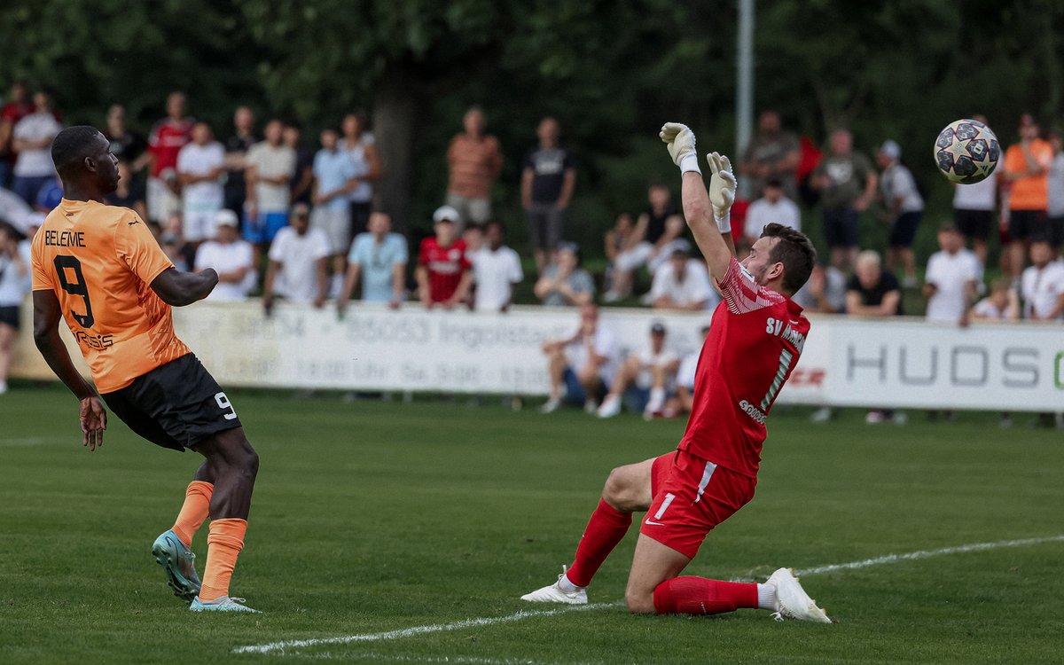 Schanzer's tweet photo. Der dreifache #Mause, der doppelte #Beleme & ein glücklicher #Schanzer Teambetreuer 📸⚫️🔴
#SVMFCI https://t.co/WIHSfarPrX