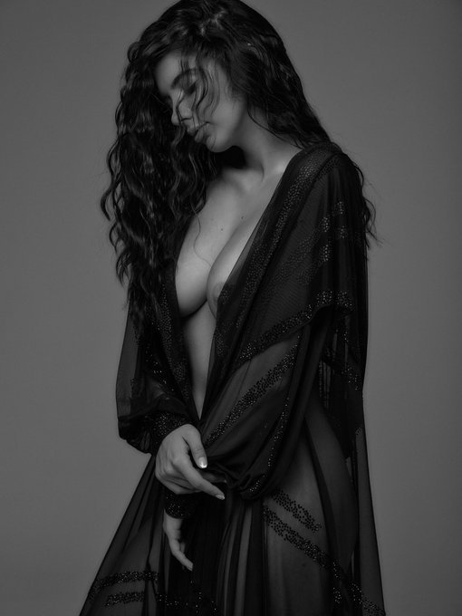 أشتِهي مِنَگ رِائحَـِةْ أنَفَاسْگ أشتِهي نَغَمِاتِ أصِوْاتِگ أشتِهي مِنَگ نَظَرِاتِ عِينَاگي أشتِهي مِنَگ أحَلى أوْقِاتِگ