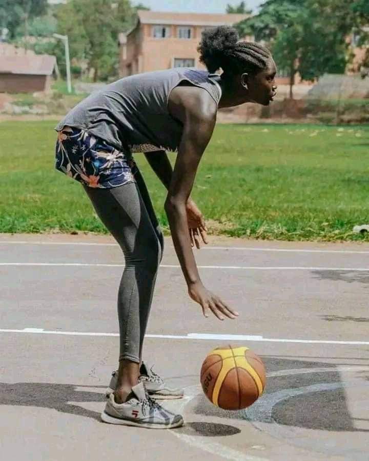 AAnihella's tweet image. Meet the 15 year old 6.9ft tall South Sudanese Female Basketballer 🏀 Abuna choi who is regarded as the Tallest girl in Uganda , she’s currently under a hard training and still looking for an International Schoolarship where she can execute her talent 

#basketball #sudan #Messi