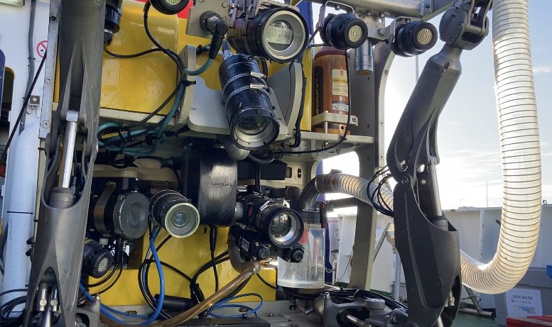 IEO_Cadiz's tweet photo. #CIRCASUR | Este año la campaña se desarrolla con la novedad de contar con el ROV 🎥 un sistema robótico sumergible con el que se podrá captar imágenes de los fondos rocosos y sedimentarios. 

#ABordo 🚢 #IEO 🌊 #EstrategiasMarinas https://t.co/kEGAptKl9O