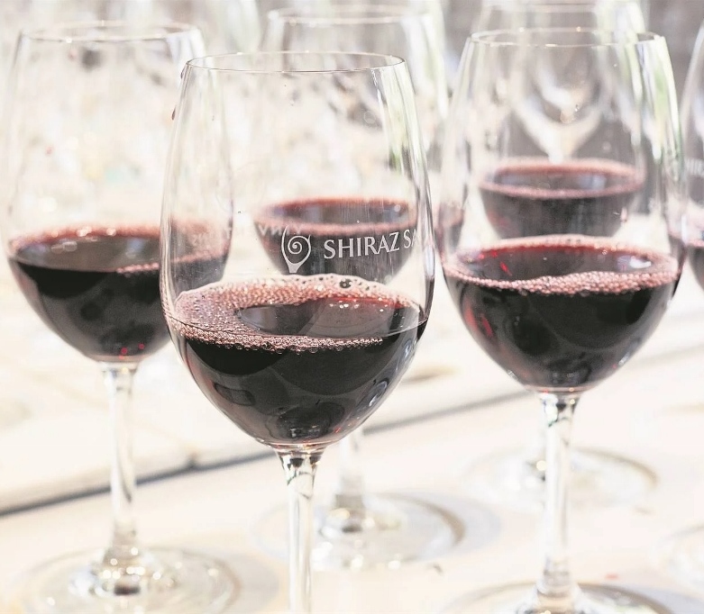 Shiraz-dag: Altyd ’n gunsteling. <a href="/ZaanPotg/">Suzaan Potgieter</a> van #DieBurgerVersnit het by #ShirazSA se voorsitter Edmund Terblanche gaan aanklop vir meer inligting oor dié wyn |  netwerk24.com/netwerk24/leef… via <a href="/Netwerk24/">Netwerk24</a> 
🍷#ISaySyrahYouSayShiraz