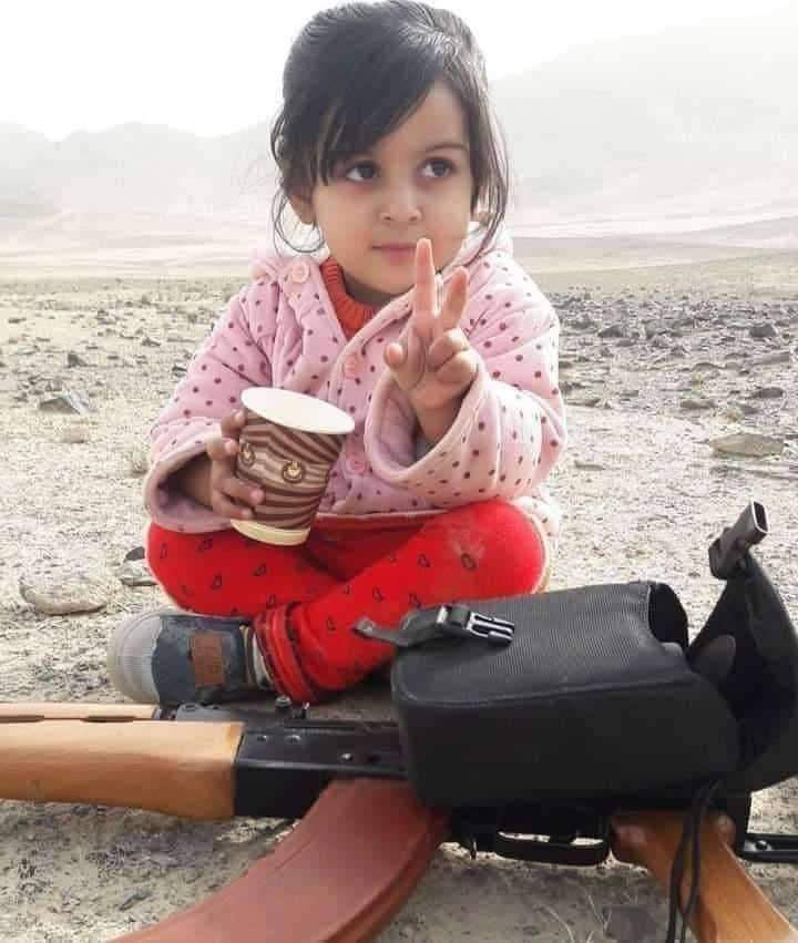 اپنی بیٹیوں کو تتلیاں نہیں بلکہ مدھو مکھیاں 
بناو انہیں" پر " بھی دو اور "ڈنک " بھئ انہیں اونچی پرواز بھی سکھاو اور سر کچلنے کا فن بھی، کیونکہ انہیں سانپوں کی بستی میں زندگی  بسر کرنی ہے ۔ سنگت باغی بلوچ 
#💙💚❤✌