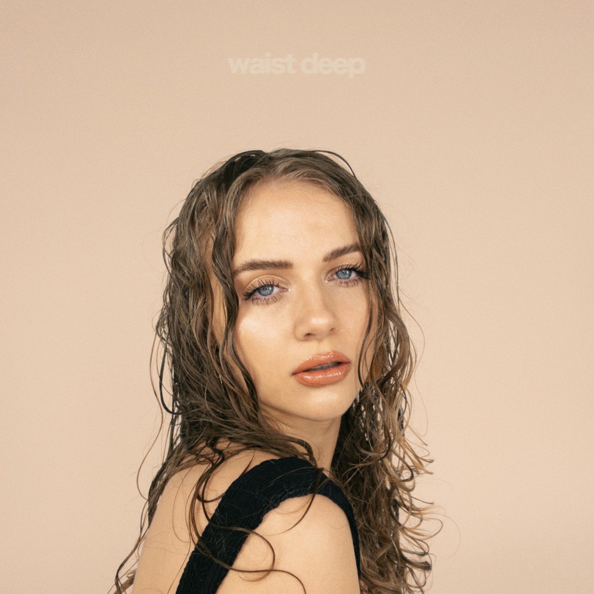 .<a href="/lennxcv/">Lenn</a> comes through with some of the most stunning and captivating music we've come across this year with her debut EP; wp.me/p2iymy-sw3.

(words by <a href="/csalce18/">Chris Salce</a>)