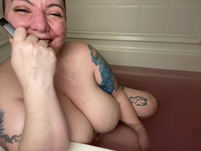 Hi! Gonna upload a small bath photoset for a couple bucks over on the fans of only!  https://t.co/FKuUXwcnh6