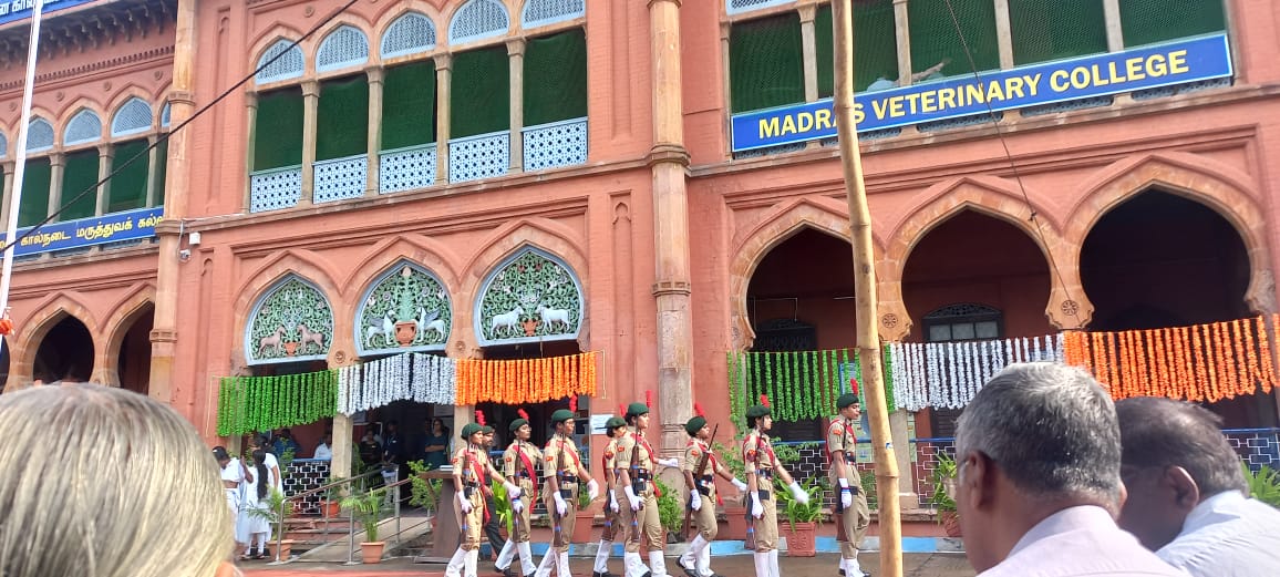 TANUVAS_Tweets's tweet photo. Independence Day Celebrations at Madras Veterinary College, Chennai, TANUVAS. Dean hoisted the National Flag and distributed certificates for Unblemished Service to Staff. Cultural Programmes with patriotic theme and March past by NCC cadets were part of the celebration. https://t.co/CM2pUEnZWZ