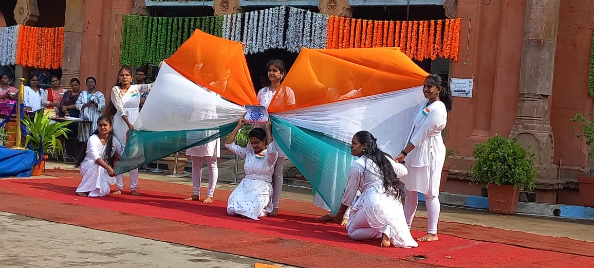 TANUVAS_Tweets's tweet photo. Independence Day Celebrations at Madras Veterinary College, Chennai, TANUVAS. Dean hoisted the National Flag and distributed certificates for Unblemished Service to Staff. Cultural Programmes with patriotic theme and March past by NCC cadets were part of the celebration. https://t.co/CM2pUEnZWZ