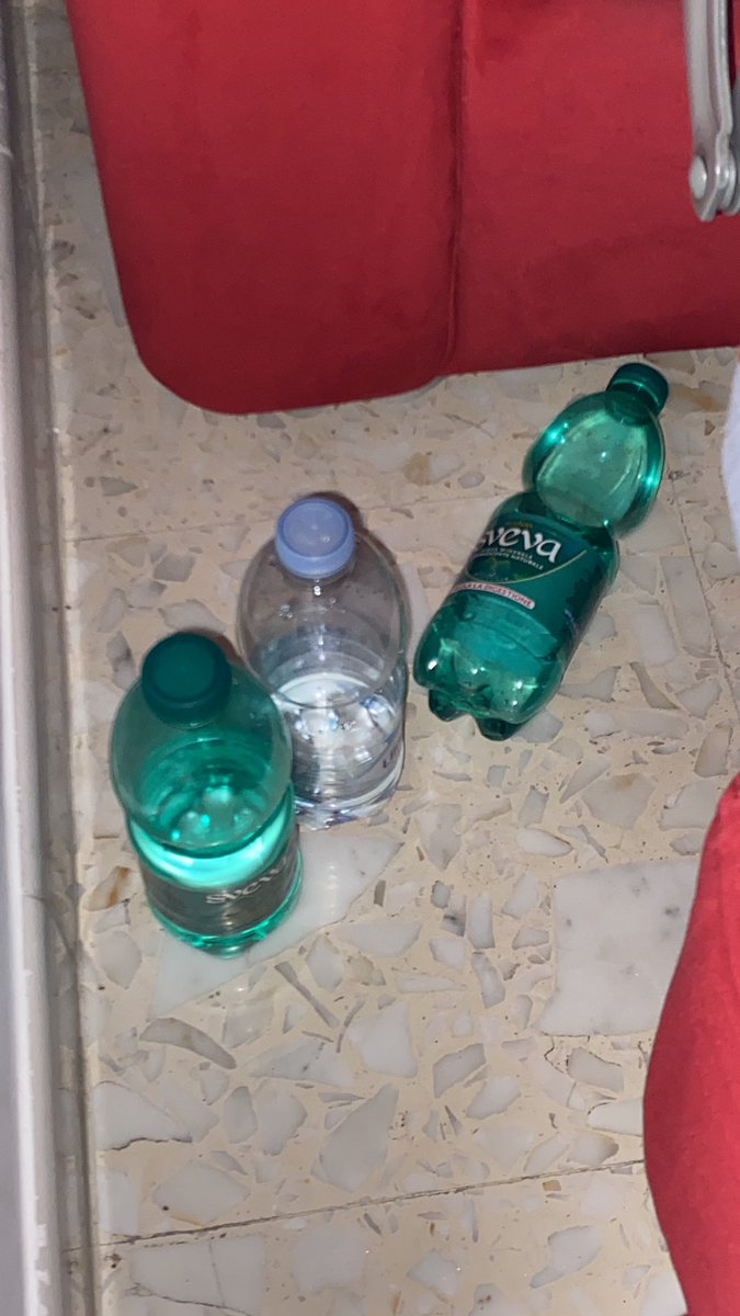 AntezzaF's tweet image. mia sorella accanto al letto ogni volta: