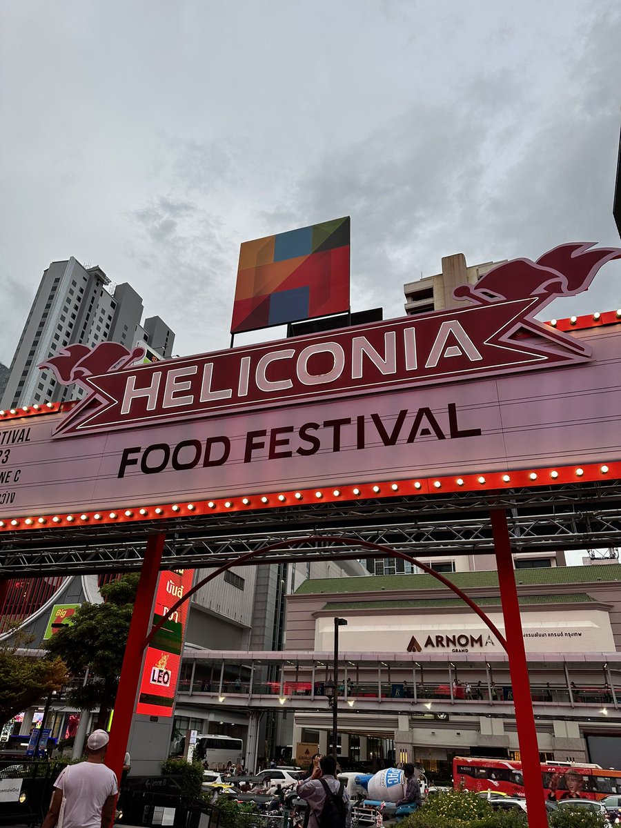 kor_twit's tweet photo. มางานรวมตัวเชฟ HELICONIA Food Festival ที่ Central World มากินเอา experience ไม่ได้กินแบบจริงจิง เพราะอาหารระดับเชฟมีราคาต้องจ่าย ของเชฟป้าป้อมอร่อยสุด ราคาสมน้ำสมเนื้อ https://t.co/XYJXmYOiX2