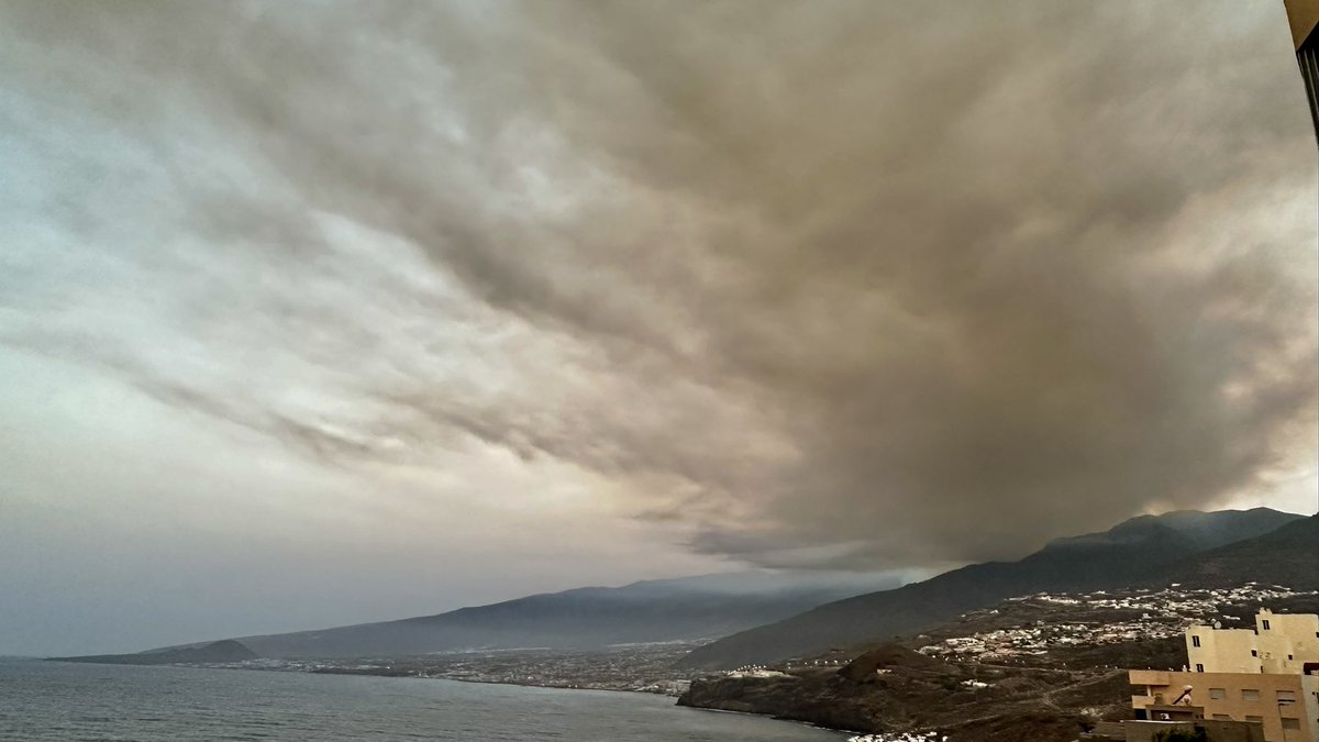 Impresiona la columna de humo que vemos desde #radazul en el #IFArafoCandelaria 
<a href="/CabildoTenerife/">Cabildo de Tenerife</a>