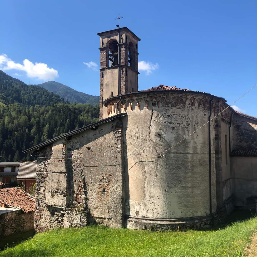 benedettiangio's tweet photo. La chiesa di S. Rocco si innalza su un piccolo poggio lungo la strada che da Collio porta a Memmo
L’origine del tempio è da legare alla peste del 1474 quando si eresse una prima cappella poi completamente ricostruita nella seconda meta del 500
#SanRocco
#Patrono
#CollioVt
#Nemmo https://t.co/qwg5FGhZI0