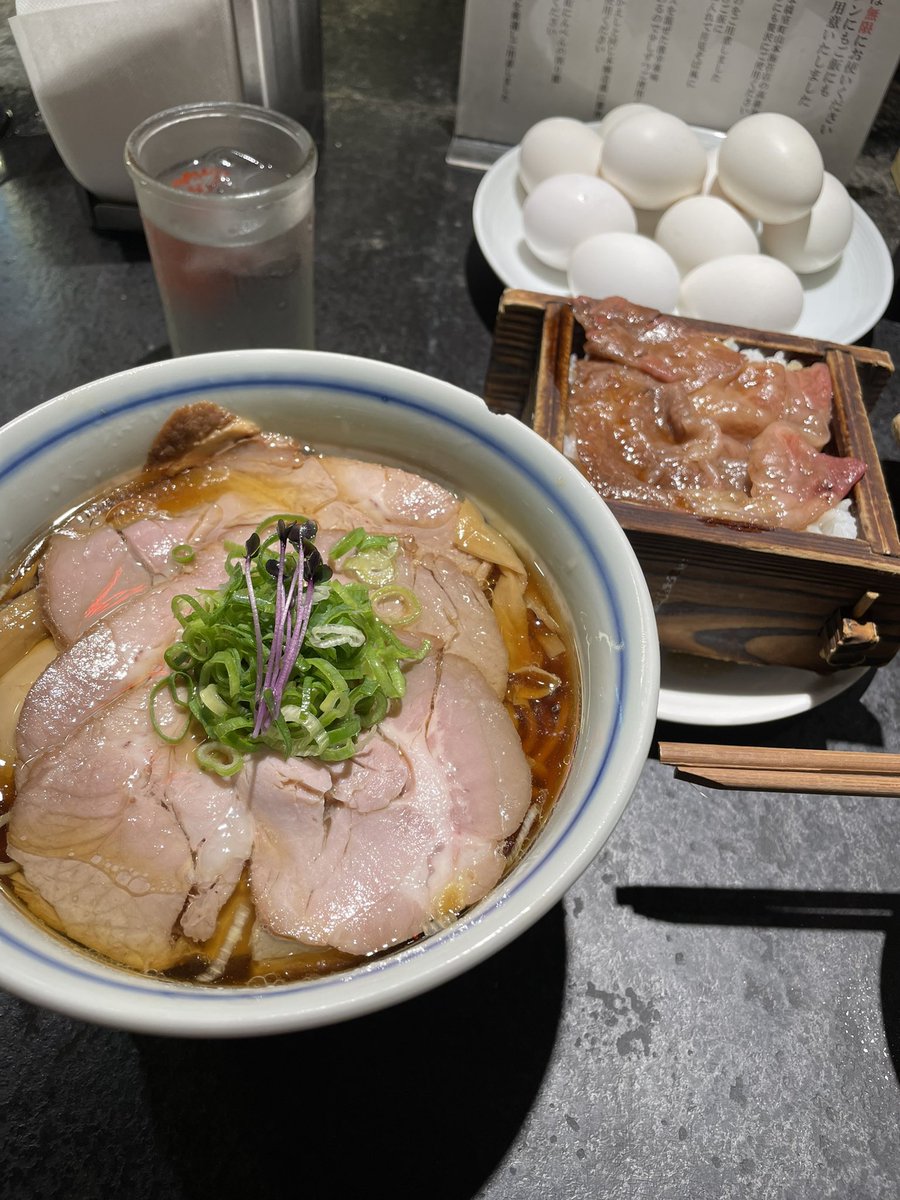 jazz_flh's tweet photo. 見た目と値段(1800円)は最高で、それ以外は最悪でした。
・絡まり過ぎて塊になった麺らしきモノ
・古くてベシャベシャな米
・タイマーなるまで暇そうにスマホいじる店員
久しぶりのラーメンが台無し🍜
#らーめん 
#駄目な隣人 
#駄目な店員 
#駄目ならーめん https://t.co/DUF7M7otg9