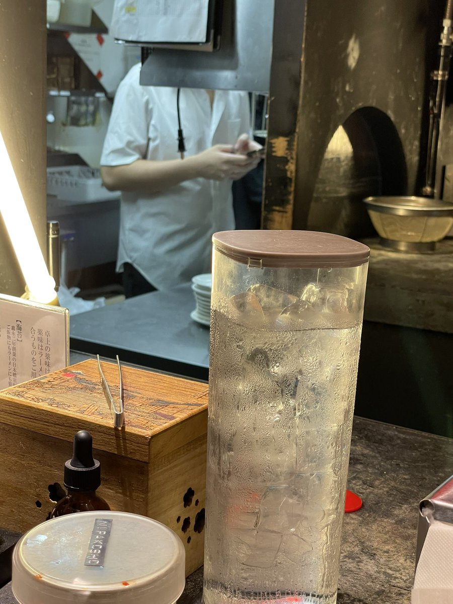 jazz_flh's tweet photo. 見た目と値段(1800円)は最高で、それ以外は最悪でした。
・絡まり過ぎて塊になった麺らしきモノ
・古くてベシャベシャな米
・タイマーなるまで暇そうにスマホいじる店員
久しぶりのラーメンが台無し🍜
#らーめん 
#駄目な隣人 
#駄目な店員 
#駄目ならーめん https://t.co/DUF7M7otg9