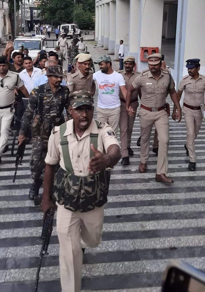 Mkasyapsob's tweet image. जन्म लिया जिस मिट्टी में उस मिट्टी का आभारी हूं
स्वर्ग से सुंदर बिहार मेरा मैं गर्वित बिहारी हूं

@Mksonofbihar @SachTakNo1

#ManishKashyapkobhiAzadi