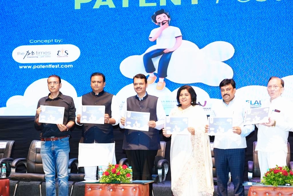 VisionNextNgp's tweet photo. Glimpses of The Grand Patent &amp; Idea Fest - Award Ceremony held at Kavivarya Suresh Bhat Auditorium, Nagpur.
#patentfest2023 #patentfest #NagpurPatentFest #IdeaFest #visionnextfoundation #intellectualproperty #IPR https://t.co/BL6HYLTJ1T