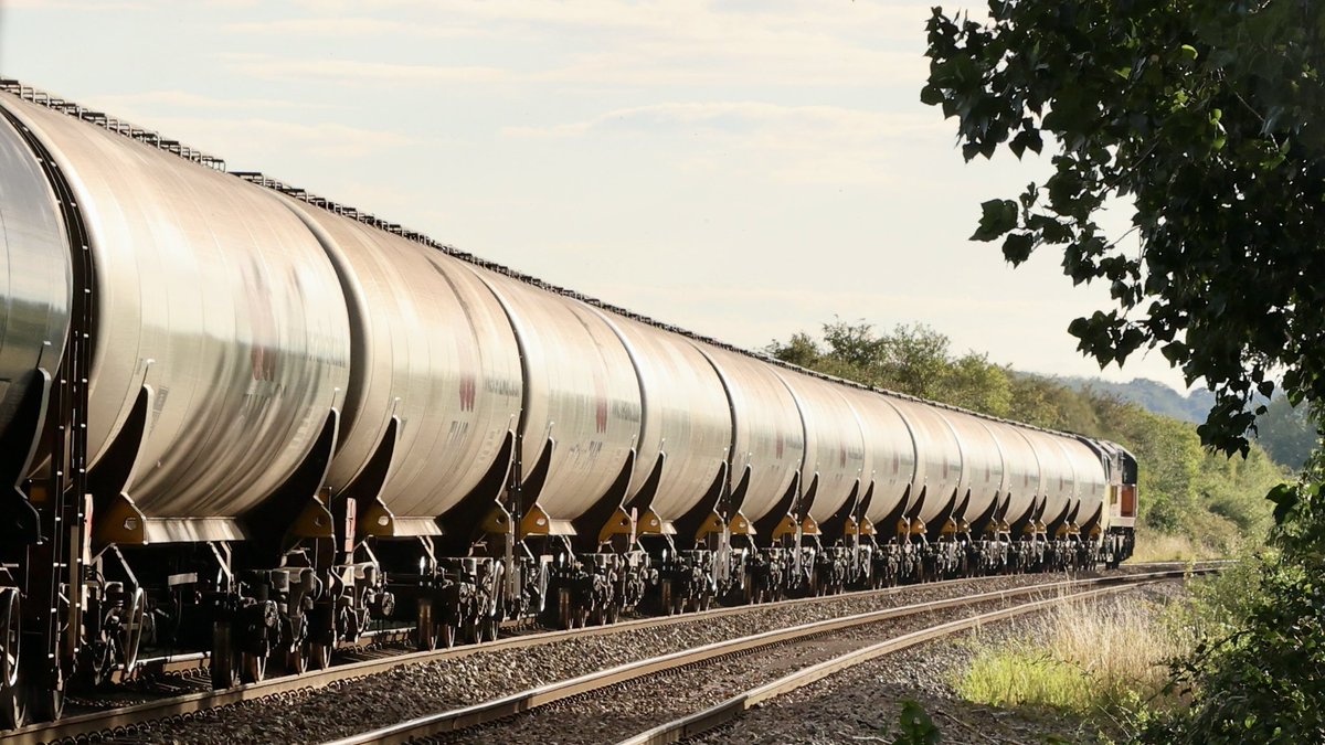 RegalEagle12's tweet photo. A workstained Colas 70806 leads 6M24 Lindsey Oil Refinery - Kingsbury past Cherry Willingham (between Market Rasen and Lincoln). The strong directional sunshine made the going away shot pretty good too in my opinion. 15 August 2023. https://t.co/GZZtwJON8N