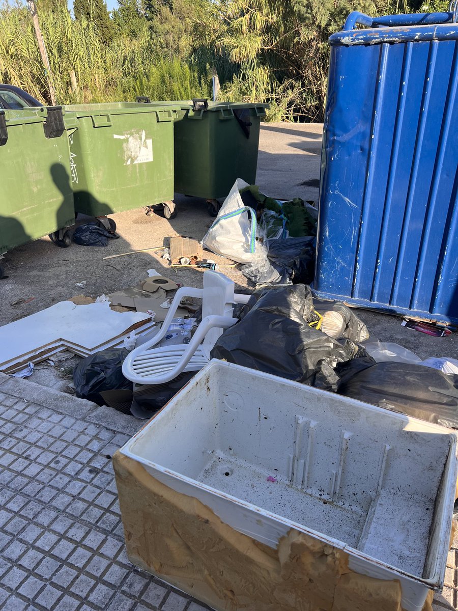 misQ40's tweet photo. Necesitamos limpieza en la urbanización Poble mar, cami bassetes. Es imposible que todo el mundo de la zona nos tire la basura y tengamos ratas, gatos y suciedad. Pagar pagamos eso seguro @AjuntamentOliva @AlvaroSI71 @MariaBerto siempre igual sin solución https://t.co/I9jm9w9RuY