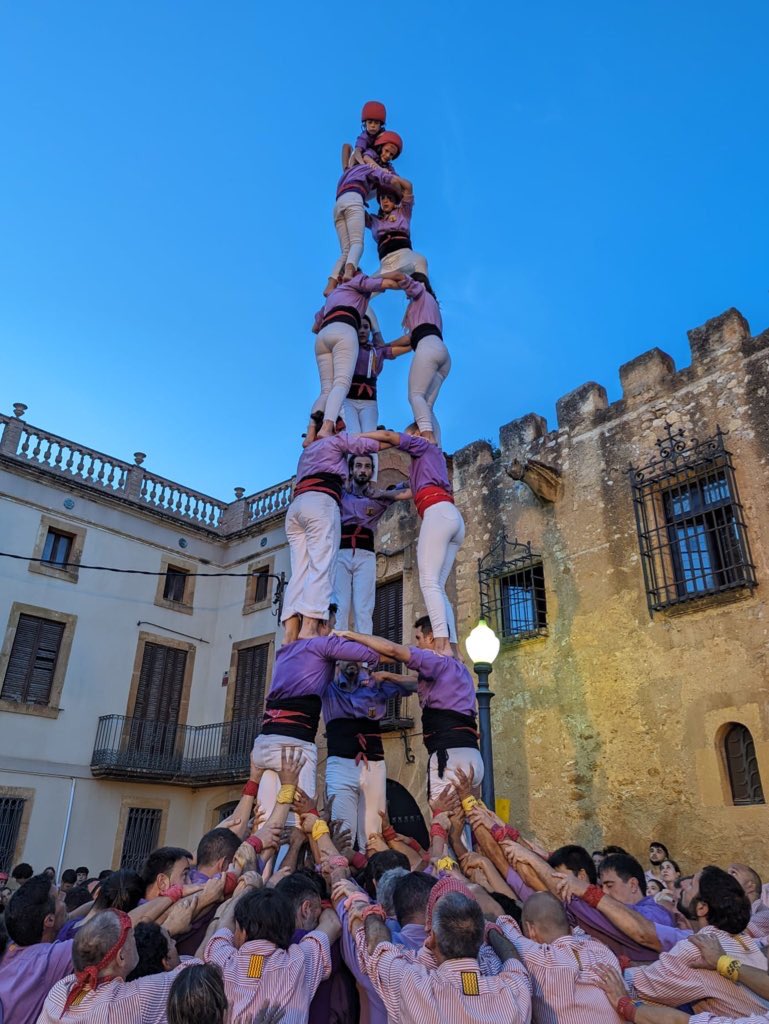 CdAltafulla's tweet photo. ‼️Ahir vam fer història a Ferran, portant per 1a vegada tres castells de 7!💜👉🏻Vam començar diada amb pilar de 4 cam., 1a ronda vam descarregar 4de7, a 2a ronda el 4de7 amb agulla, i a 3a ronda el 3de7.A ronda de pilars, vam fer el pd5,pd4👏🏻💜#OrgullLila #Castellers #Castelleres https://t.co/DAz1Edur1a
