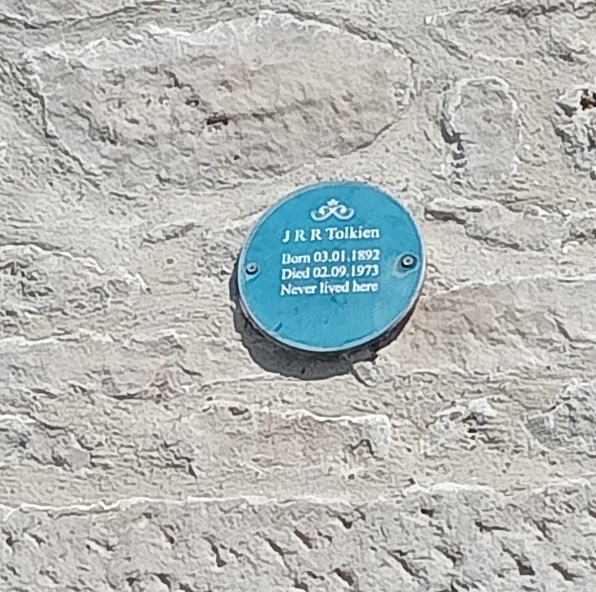 worksovart's tweet image. Spotted on a cottage wall in Portland, Dorset. I never knew Tolkien didn&apos;t live here
#JRRTolkien
#Tolkien 
#LordOfTheRings 
#portland