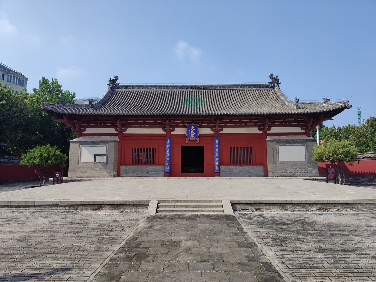 AddamsChen's tweet photo. 河北正定县文庙大成殿，外檐斗拱为五代内部结构为明代，真是有趣的构造 https://t.co/d7YBS5UeCy