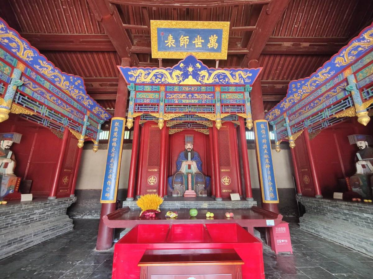 河北正定县文庙大成殿，外檐斗拱为五代内部结构为明代，真是有趣的构造